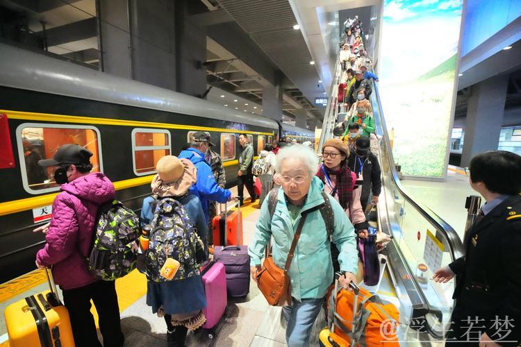 银发旅游专列激发“春日经济”新活力 银发旅游专列激发“春日经济”新活力