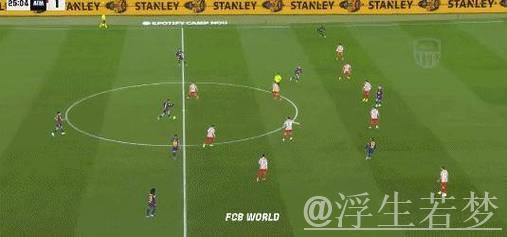 巴萨9000万巨星救主:单刀打空门 亲吻队徽!4万人鼓掌致敬 巴萨9000万巨星救主:单刀打空门 亲吻队徽!4万人鼓掌致敬