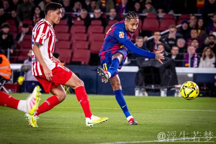 巴萨9000万巨星救主:单刀打空门 亲吻队徽!4万人鼓掌致敬 巴萨9000万巨星救主:单刀打空门 亲吻队徽!4万人鼓掌致敬